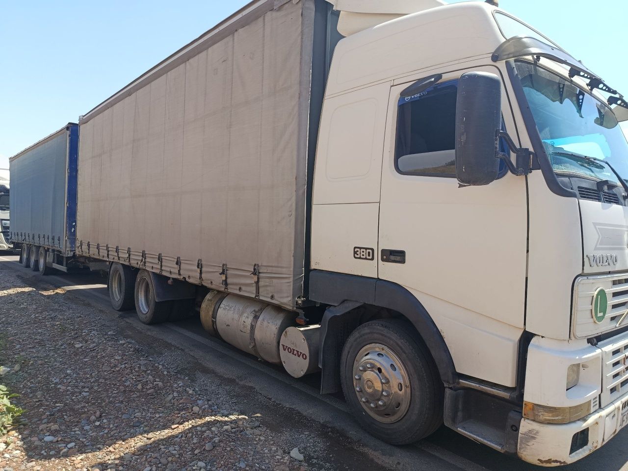 Volvo fura paravoz