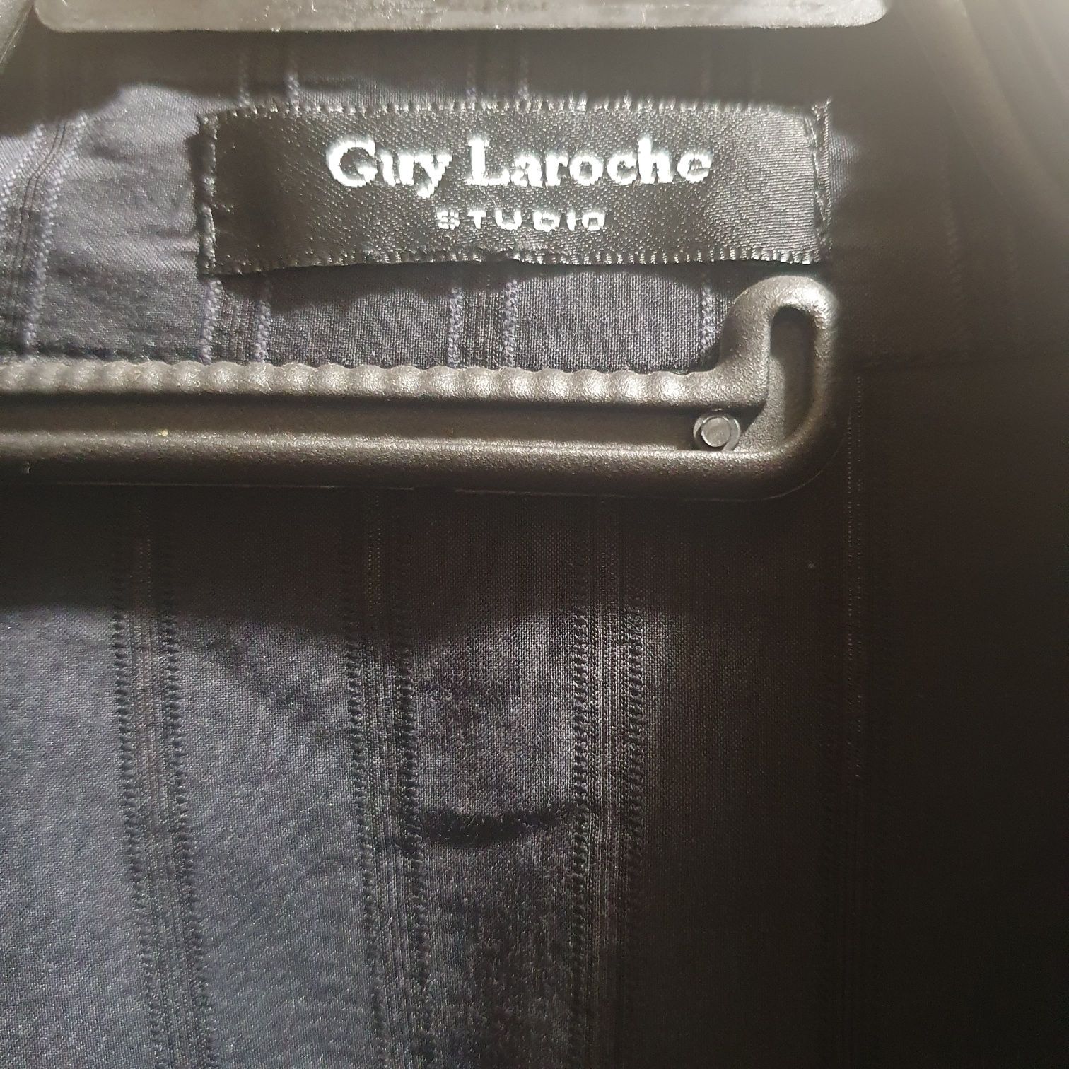 Прекрасна ризка Guy Laroche