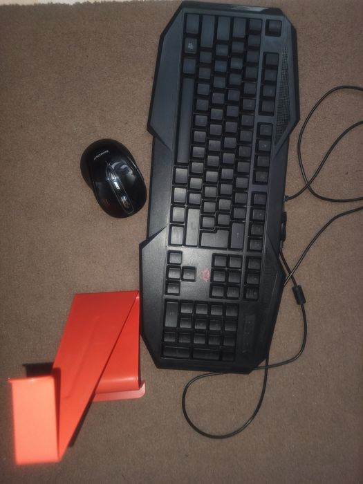 Геймърска клавиатура TrustGXT830-RW, безжична мишка и стойка