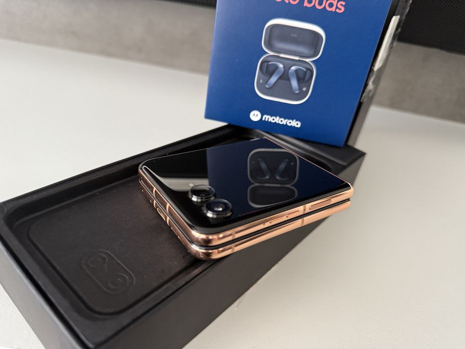 Motorola Razr 50 Ultra Peach – Stare excelentă, ca nou!