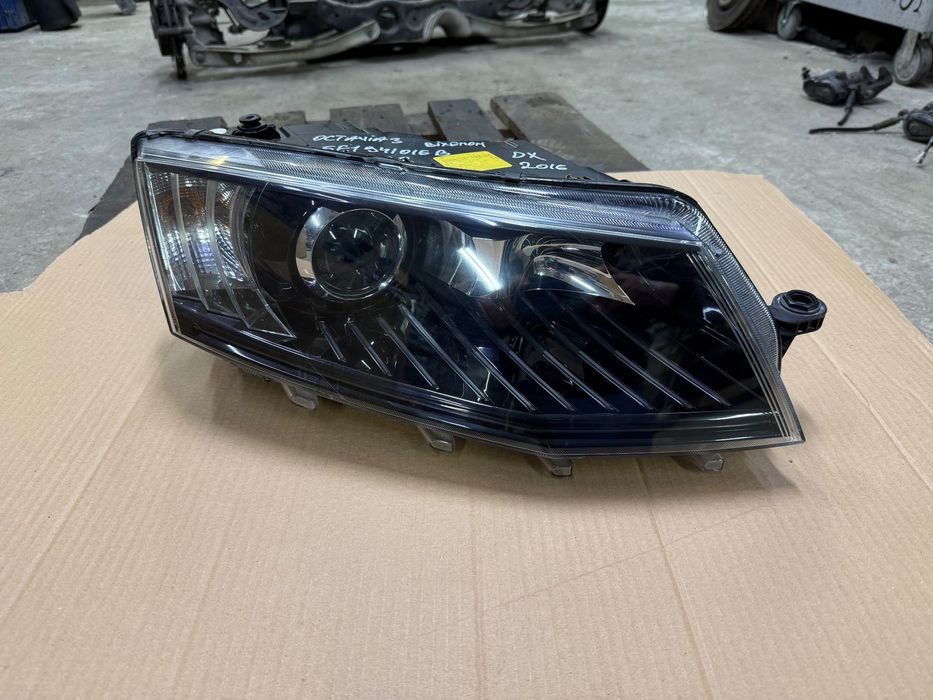 Far dreapta bixenon SKODA OCTAVIA 3 an 2012-2016 cod 5E1941016B