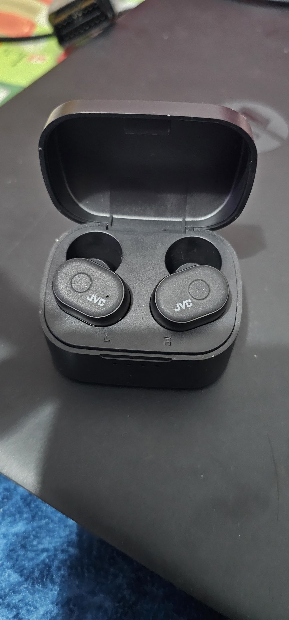 Casti JVC și airpods fake