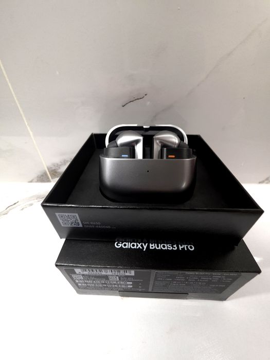Samsung Buds Pro 3 в серебристых цвета.