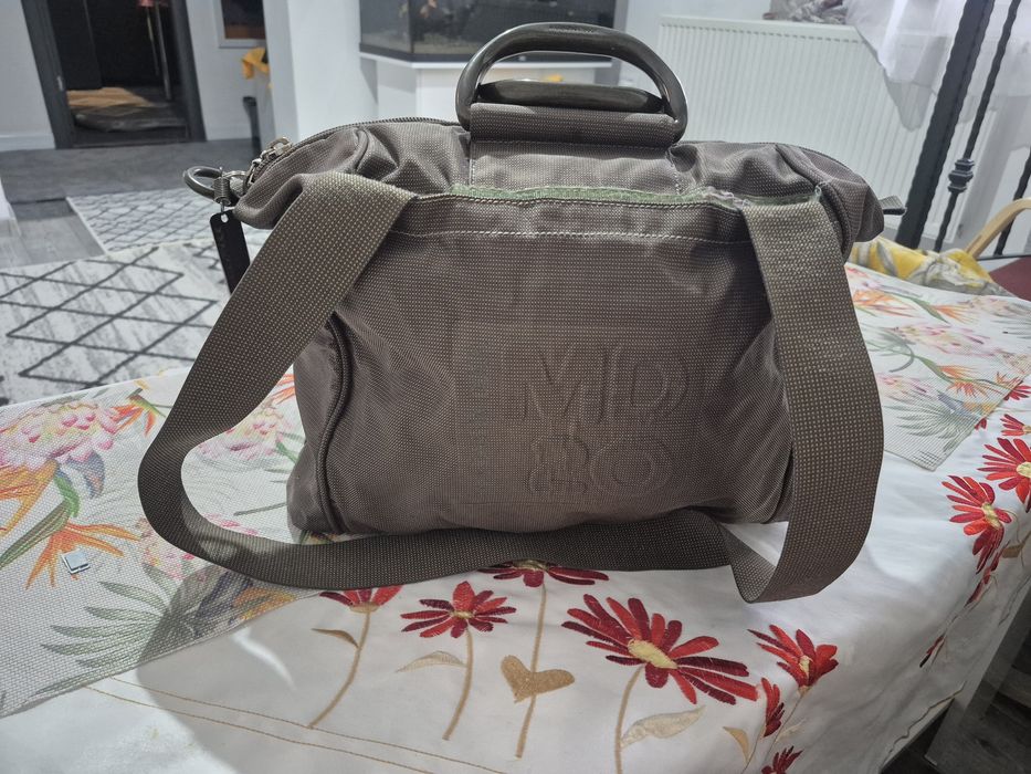 Geantă originală Mandarina Duck MD20 – material textil rezistent, culo