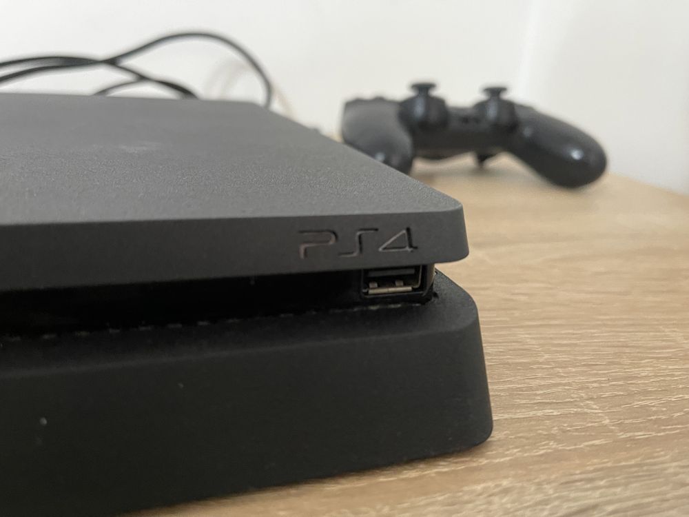 PlayStation 4 slim ( 2 bucati )+ manete noi/sh