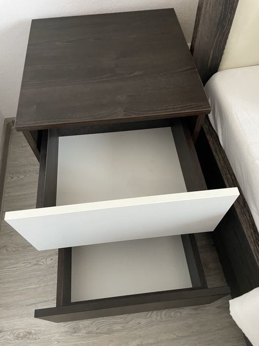 Vand două noptiere si o comoda