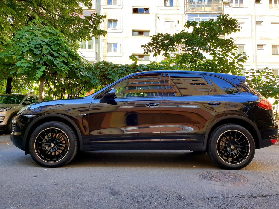 Vând Porsche Cayenne 3.0diesel,jante Turbo GTS

- Jante R20 Turbo GTS