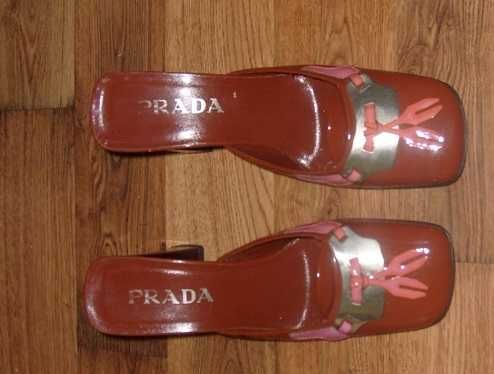 Екстравагантни обувки Prada