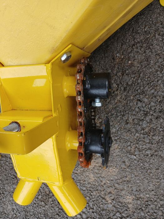 Buncăr fertilizare plantator cartofi, diferite utilaje cu fertilizare.