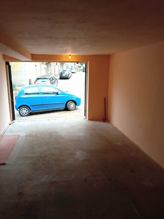 Гараж и предгаражно място