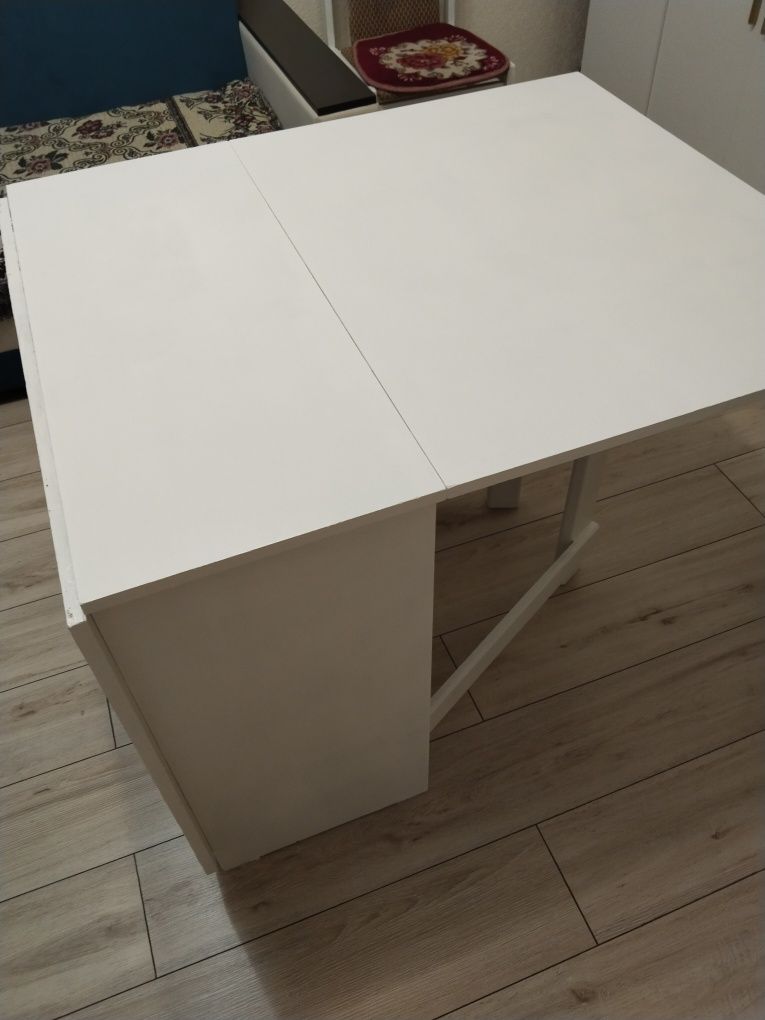 Белый складной стол и стулья