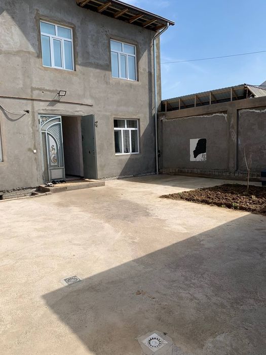 Keles raddom kochada hovli sotiladi  2.25 sotix 2 etaj 7 ta xona