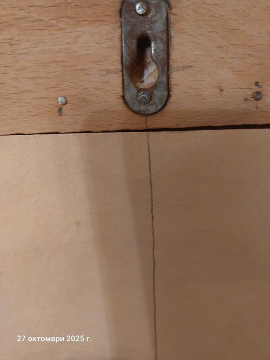 Продавам огледало за коридор.