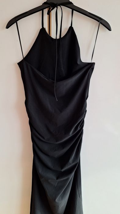 Rochie lungā, neagra, spate gol.