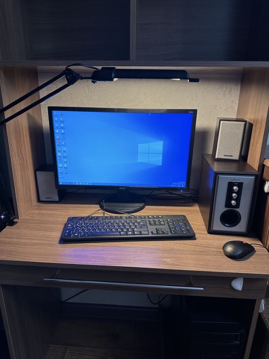 Компьютер принтер стол клавиатура лампа колонки