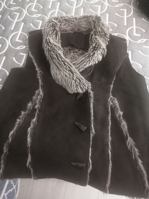Продам меховую жилетку в отличном состоянии
