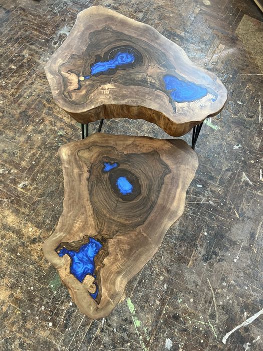 Уникална холна маса от орех с епоксидна смола и метален крак