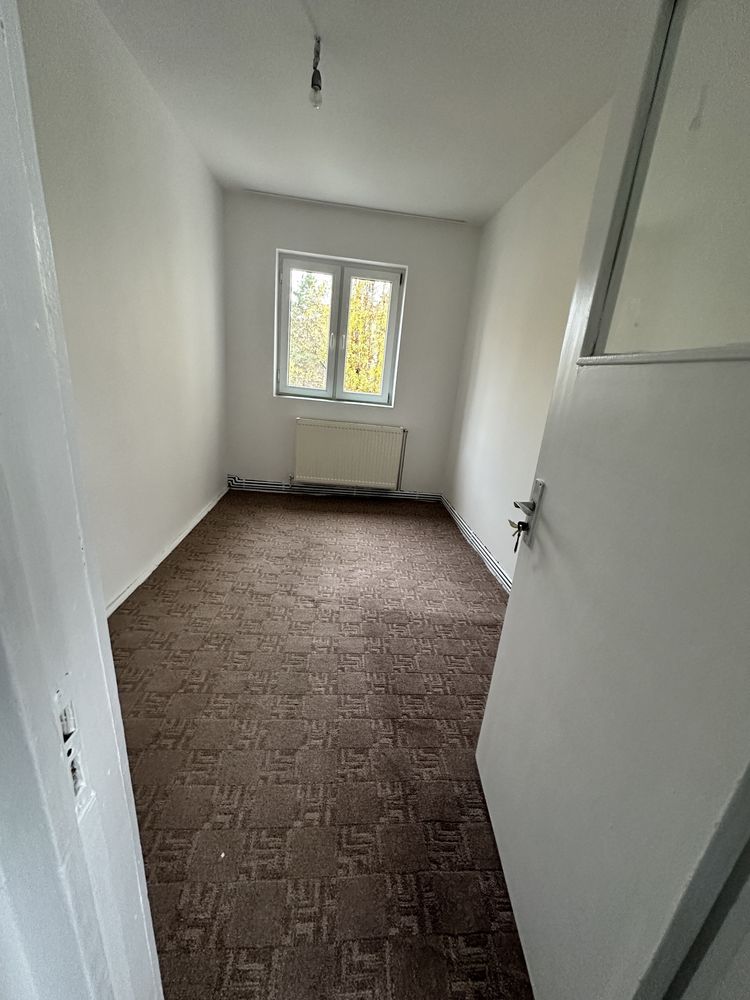 Vand apartament cu 3 camere