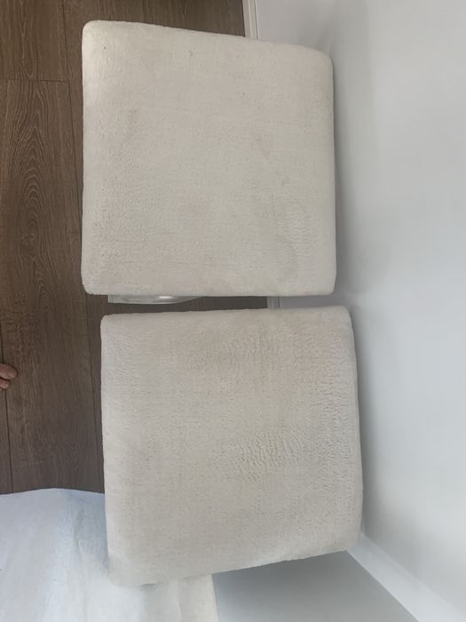 Нова бляскава табуретка - бял плюш и метал