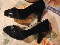 Черни велурени обувки на ток