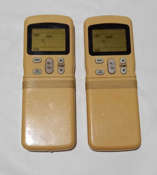 două telecomenzi vechi, vintage, pentru recondiționat sau colecționat