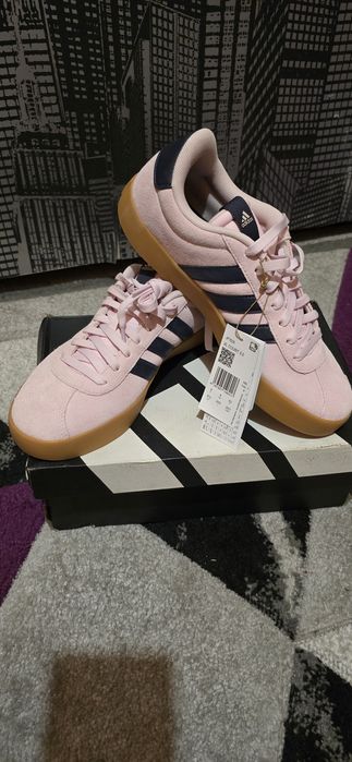 Vând adidași dama adidas