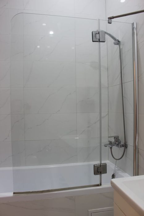 Стеклянная перегородка для ванной комнаты.