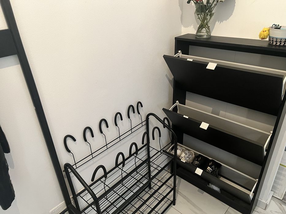 Cuier negru pentru haine si pantofi