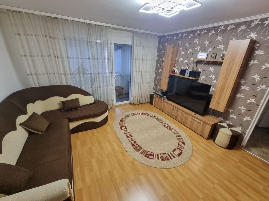 Vând apartament RL cu 4 camere în Nufărul 
Este alcătuit din.
4 camere
