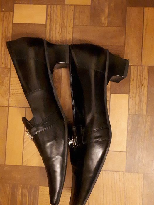 Продавам черни обувки естествена кожа, номер 39.