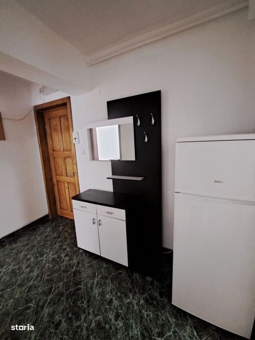 Vanzare apartament 3 camere semidecomandat, et. 1, zona VIVO-Universit