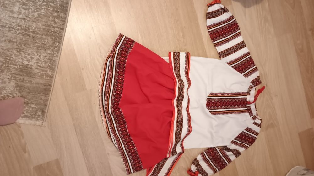 Costum popular fete,baieti.