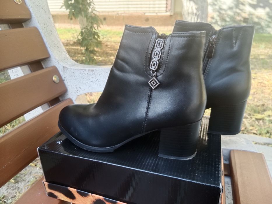 Продам б/у обувь женская