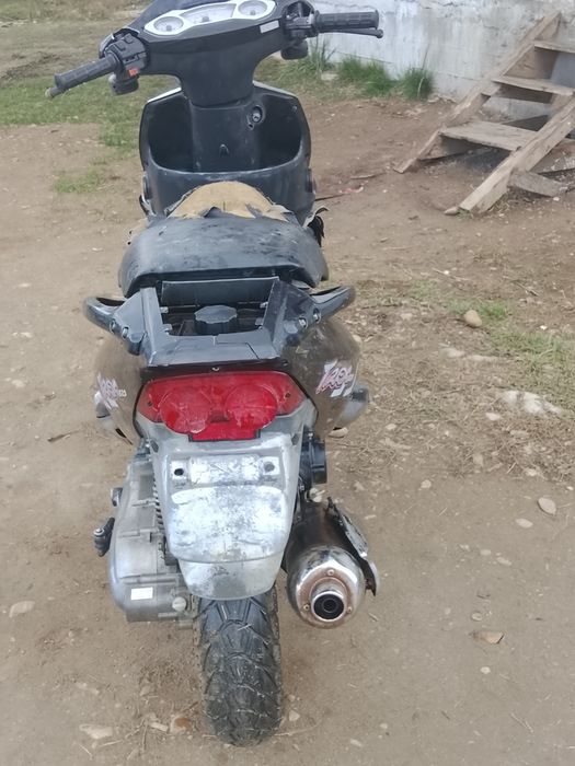 Motorul este 125 cm
