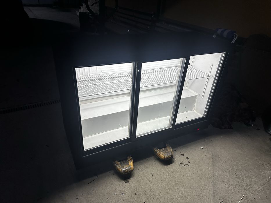 Подбарова хладилна витрина 3врати