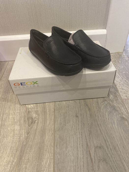 Новые туфли  на мальчика 30 , 33 размеры