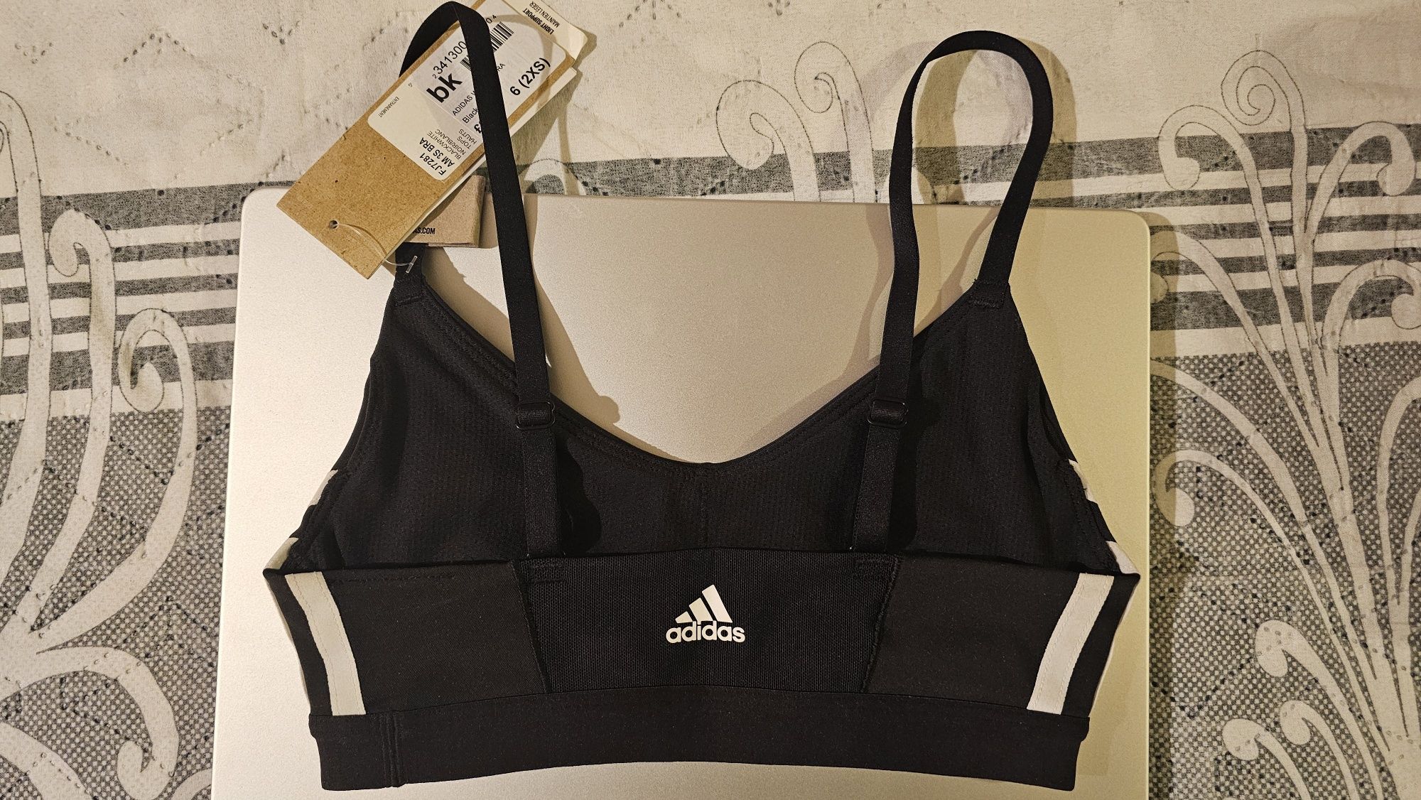 Спортно бюстие Adidas
размер: ХS
чашка: A-C