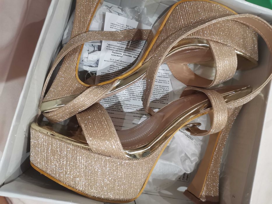 Дамски златни сандали