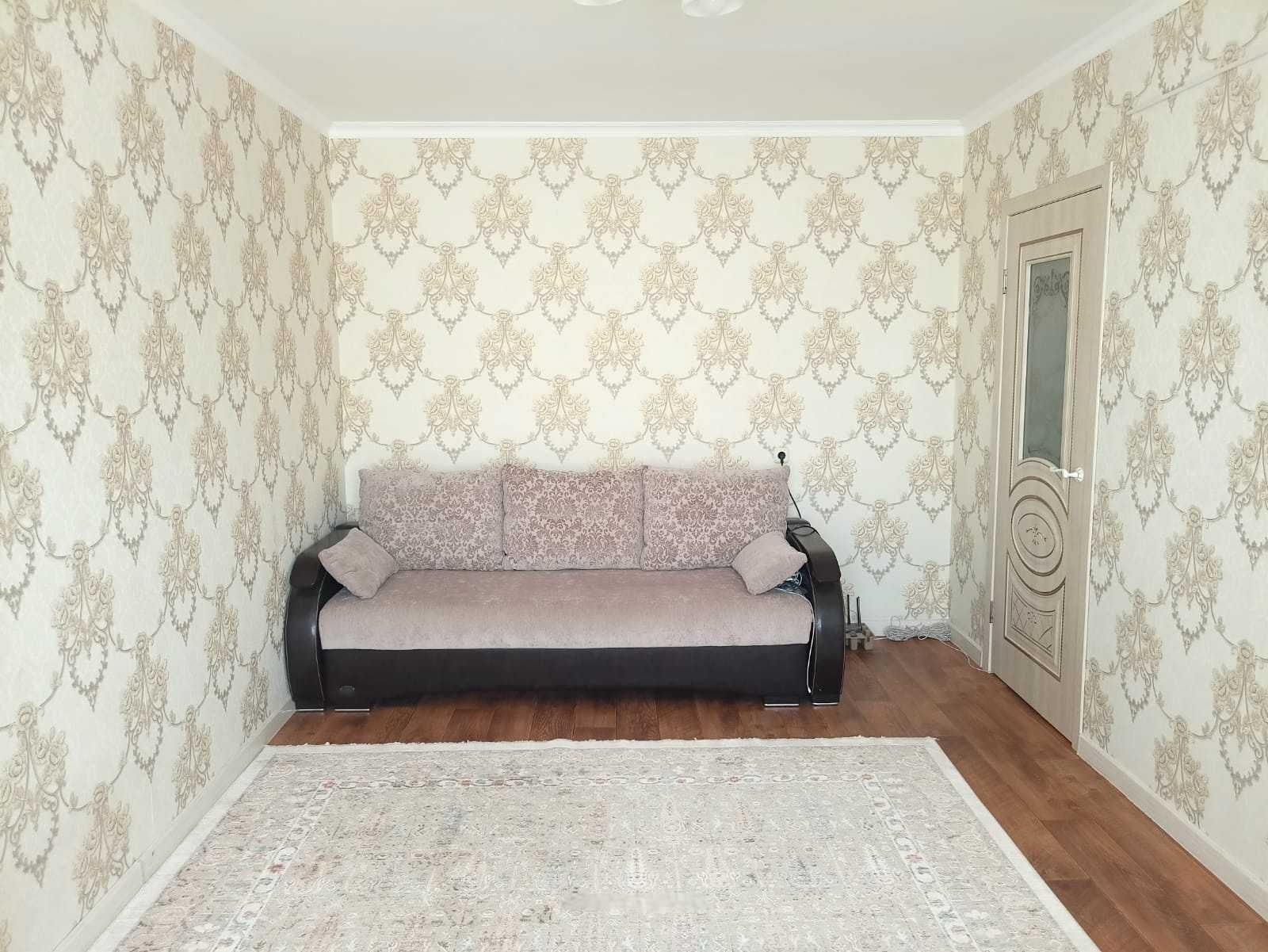 Продается 2-ком кв. по 9мкр., панель 1990г. 3/9 доме, 52кв.м./8,1кв.м.