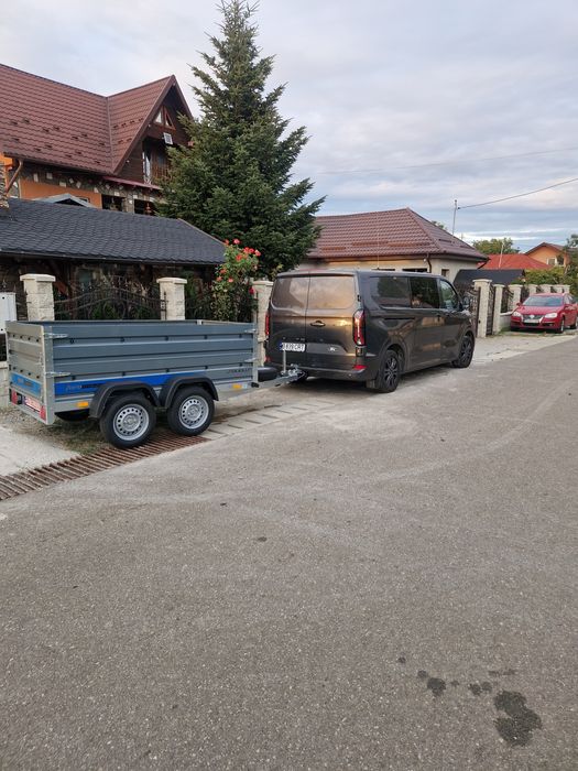 Dubă cu 6 locuri plus remorca de închiriat