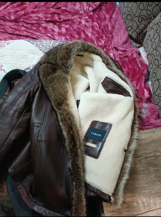 Продам кожаную куртку с натуральным мехом енота