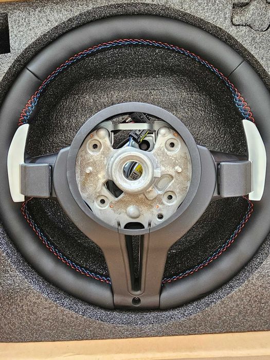 BMW M волан F10 M5 F06 F12 F13 M6 M Sport кожен волан за БМВ