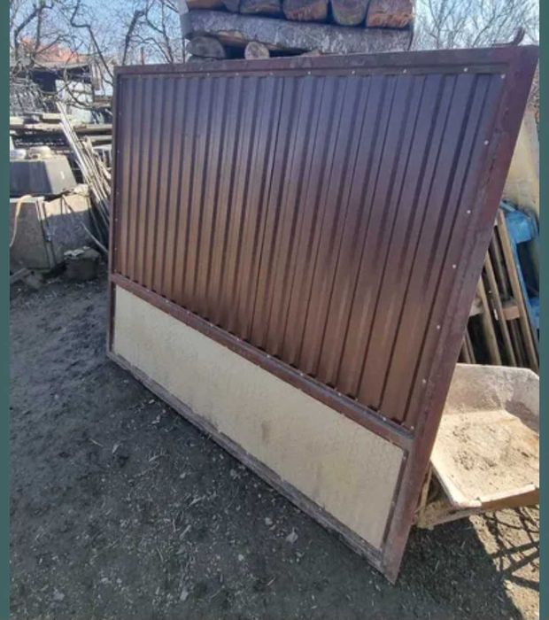 Poartă mare și portiță din tablă