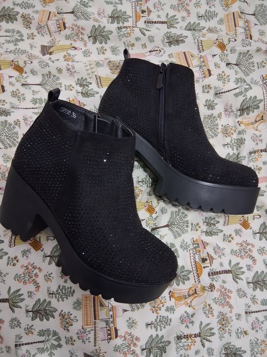 Ghete dama cu pietricele