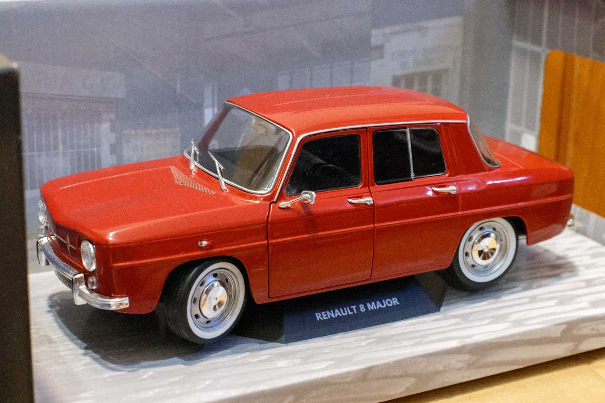 Macheta Renault 8 Major 1/18 + bonus