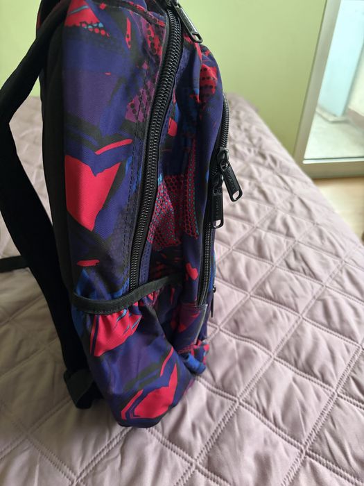 Чисто нова раница с твърд гръб