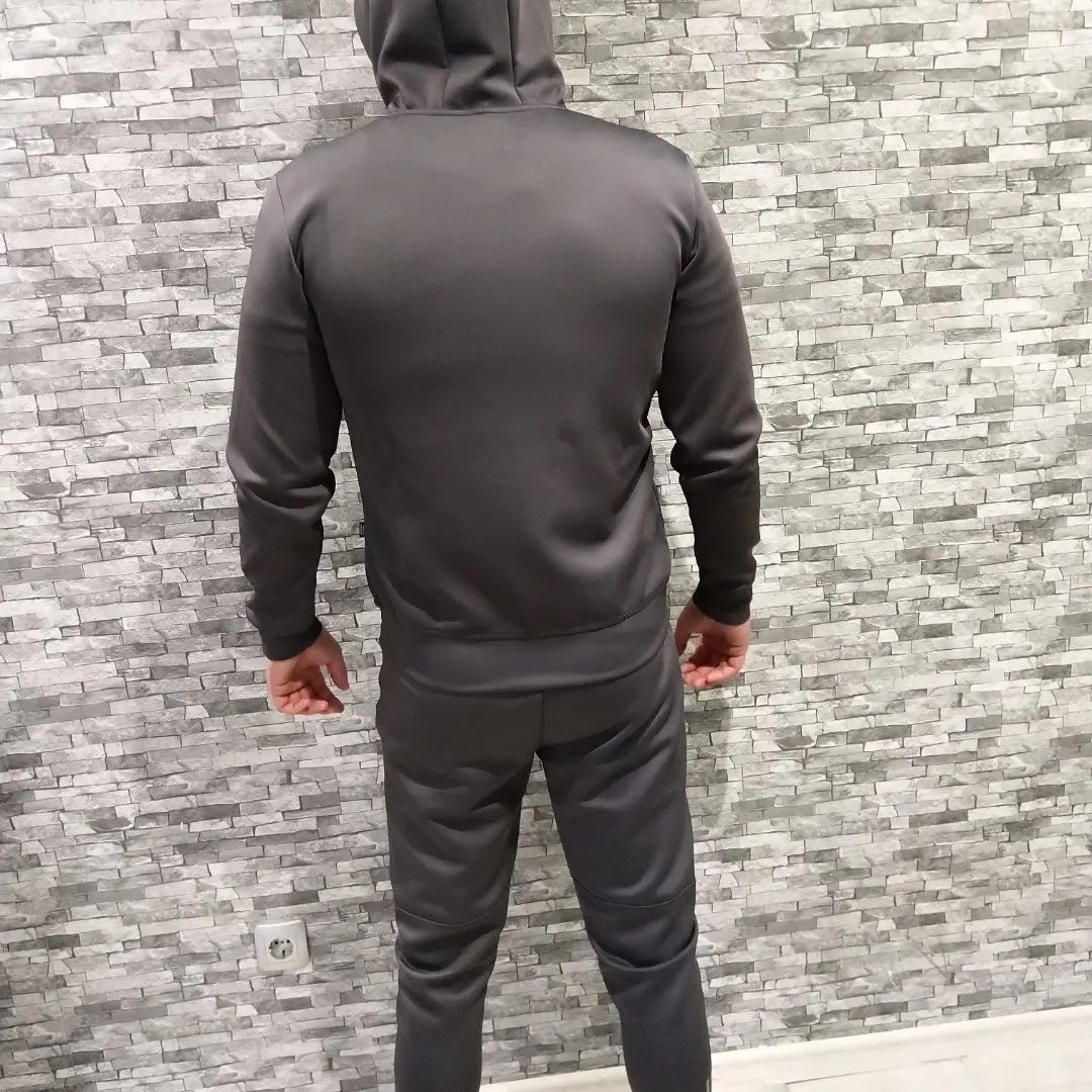 Екип Adidas от памук или полиамид.