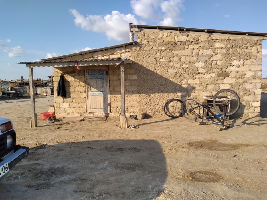 Құлсары қаласыЖадырасын кырынан сарай сатылады, мал корасы кудыгы бар.