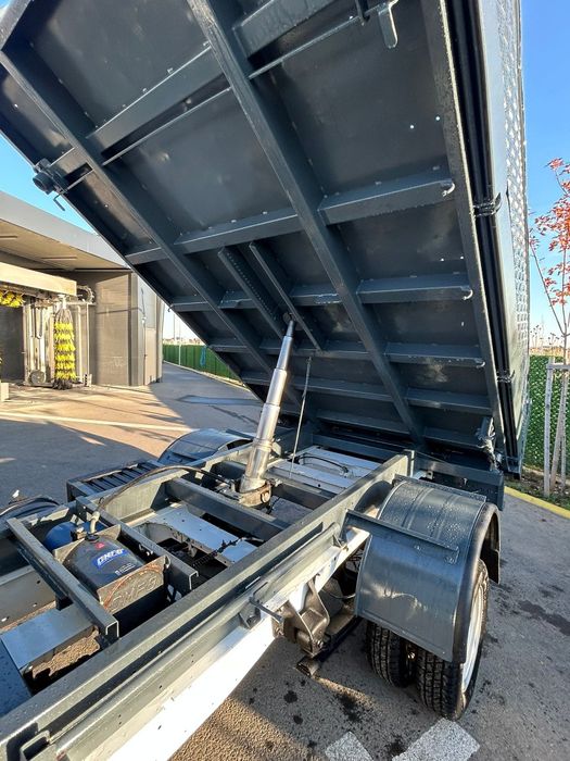 Basculanta 3500 kg axa dubla permis cat B