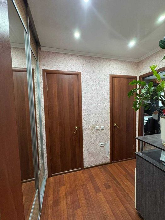 Продам 2-комнатную квартиру в 7 мкр